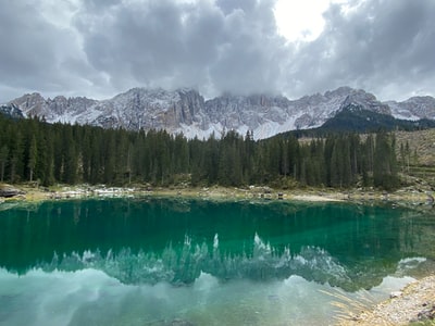 白昼白云蓝天，绿树环抱，山峦叠嶂